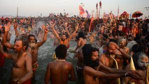 Gange des millers d'indiens dans le Gange Part.1-Atlaneastro