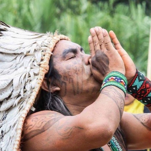 mère indien homme avec une coiffe de plumes priant dans la forêt Part.5-Atlaneastro