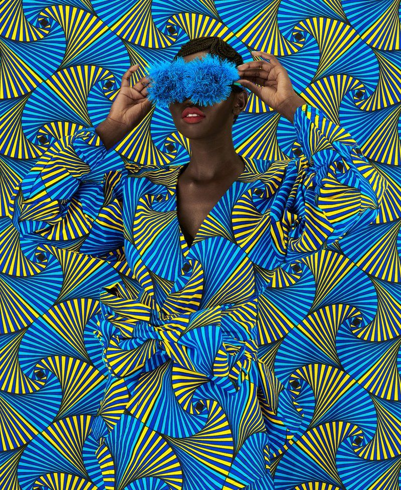 Thandiwe Muriu tissu africain fond bleu mannequin fondu dans la photo-Atlaneastro