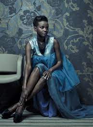 Thandiwe Muriu mannequin vêtue de bleu assise-Atlaneastro