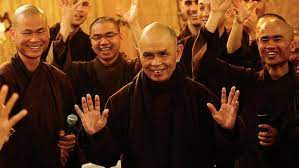 regard profond des moines vietnamies accompagnant une personne Part.6-Atlaneastro