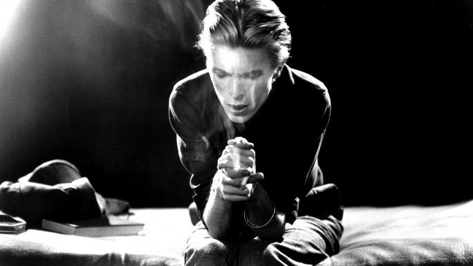 Bowie chante assis sur un lit Part.2-Atlaneastro