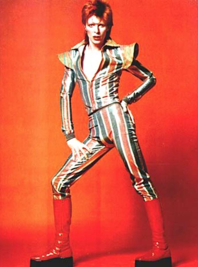 Bowie vétu d'un costume moulant et coloré et de bottes plastique rouge Part.2-Atlaneastro