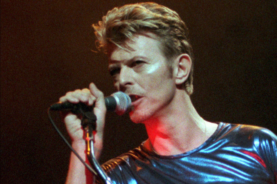 David Bowie un micro dans la main Part.1-Atlaneastro