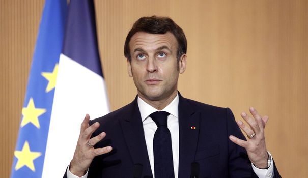 Emmanuel Macron le regard vers le haut Part.2-Atlaneastro