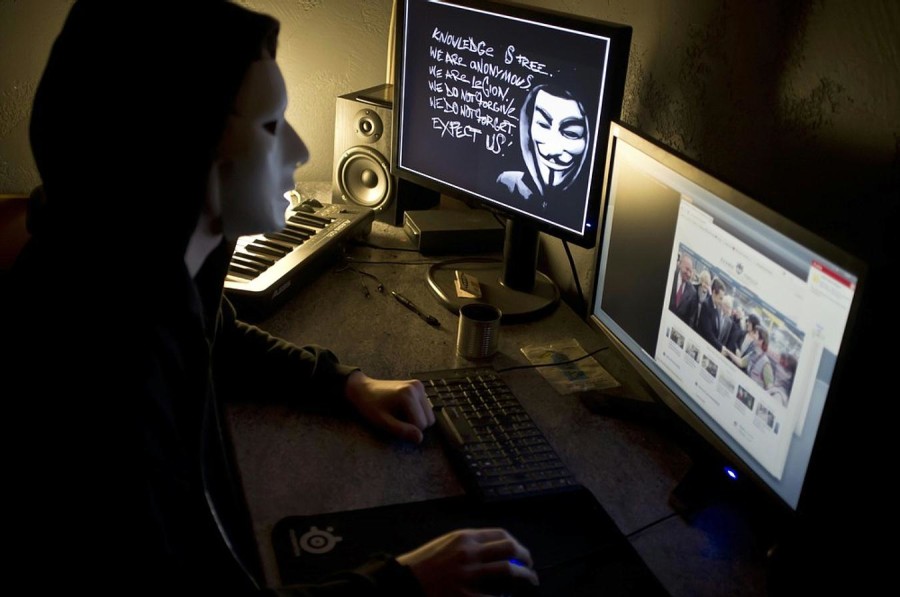 darknet femme devant 2 ordinateur dont 1 aaavec photo masque anonymous Part.1-Atlaneastro