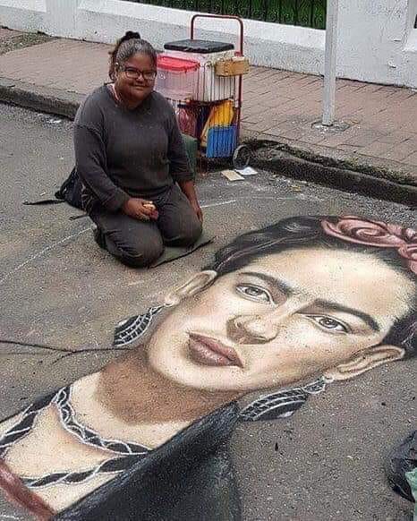 secrets de famille peinture Frida Kahlo sur un trottoir Part.1-Atlaneastro