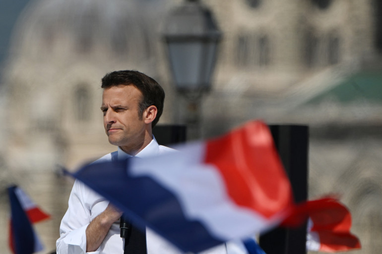 élection présidentielle E.Macron le drapeau français flottant-Atlaneastro