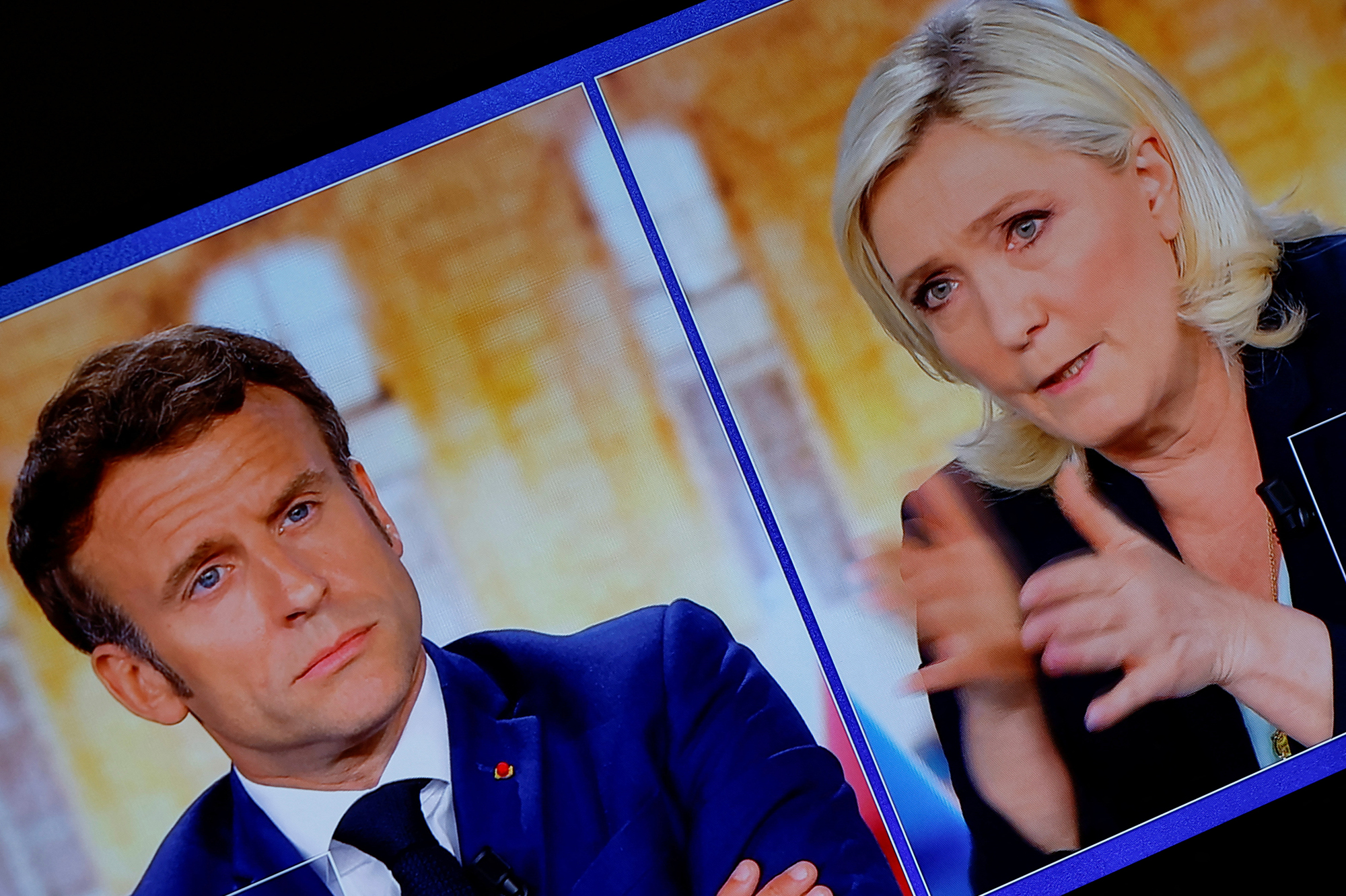 débat d'entre deux tours Macron a une drôle de tête Le Pen les main ouverte Atlaneastro Atlaneastro