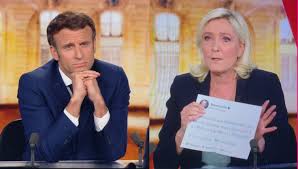 débat d'entre les deux tours Marine Le Pen montre un document Atlaneastro