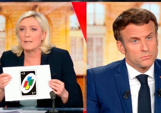 débat d'entre deux tours Marine Le Pen montre un document Emmanuel Macron a l'air dépité, peu concerné Atlaneastro
