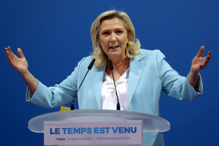 Marine Le Pen vétue de bleu clair Part.2-Atlaneastro