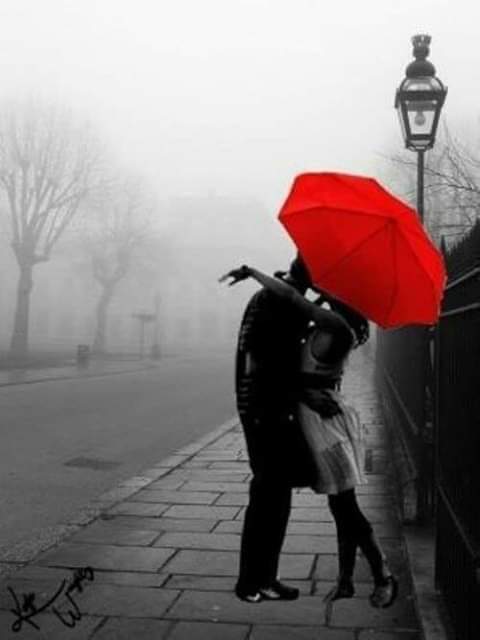 femme un couple s'embrasse sous 1 parapluie Part.1-Atlaneastro