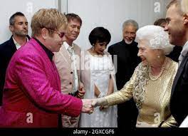 Elizabeth II anoblit Elton John Part.1-Atlaneastro