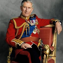Le roi Charles III en tenue d'apparat rouge Part.1-Atlaneastro