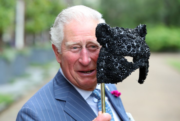 Le roi Charles III avec un masque d'animal noir Part.2-Atlaneastro