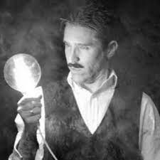 Nicolas Tesla une lampe dans sa main Part.2-Atlaneastro