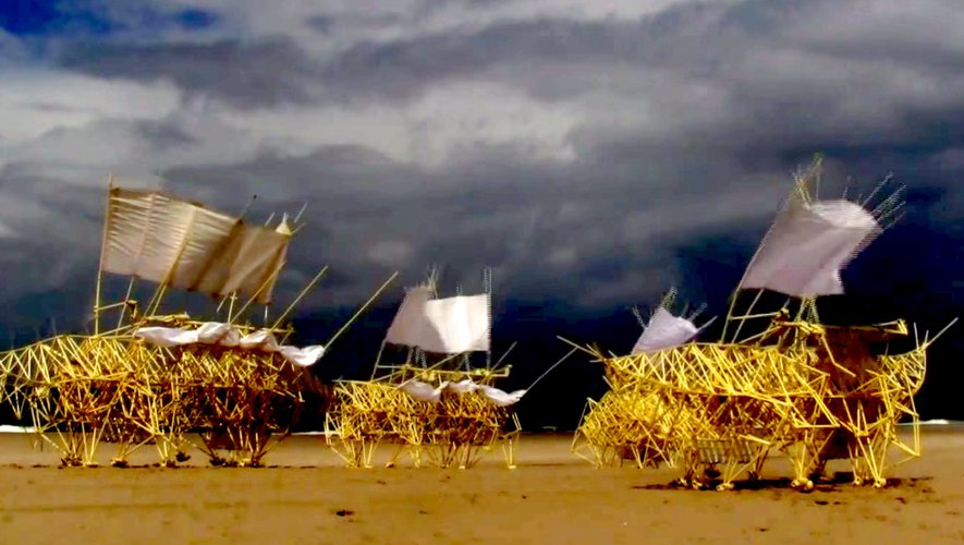 3 sculpture de vent sur une plage Théo Jansen-Atlaneasstro