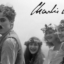 Charlie Chaplin photo noir et blanc avec 3 femmes couronnes de fleurs sur la tête part.1-Atlaneastro