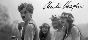 Charlie Chaplin photo noir et blanc avec 3 femmes couronnes de fleurs sur la tête part.1-Atlaneastro