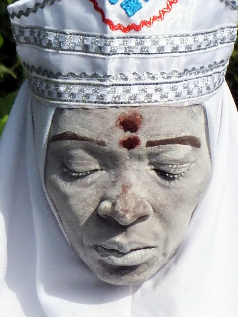 Iboga une femme visage peinture blanche et rouge avecune coiffe Part.2-Atlaneastro