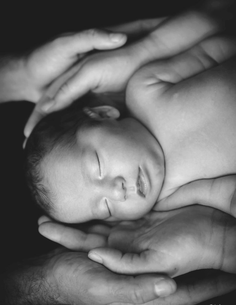 amour un bébé dors les mains de ses parents le protège Part.1-Atlaneastro