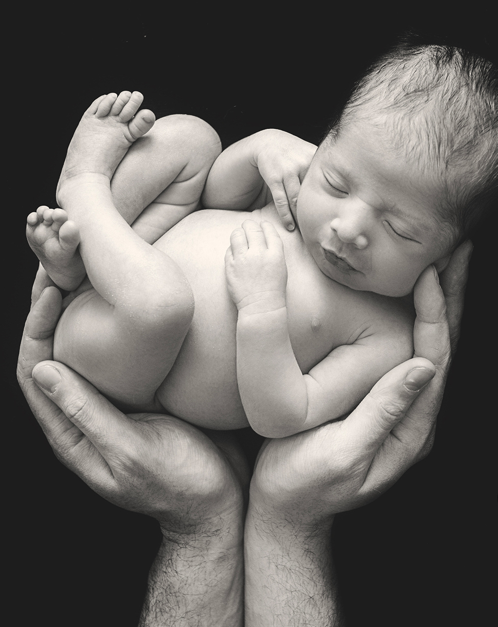 amour un bébé tenu dans les mains de ses parents Part.1-Atlaneastro