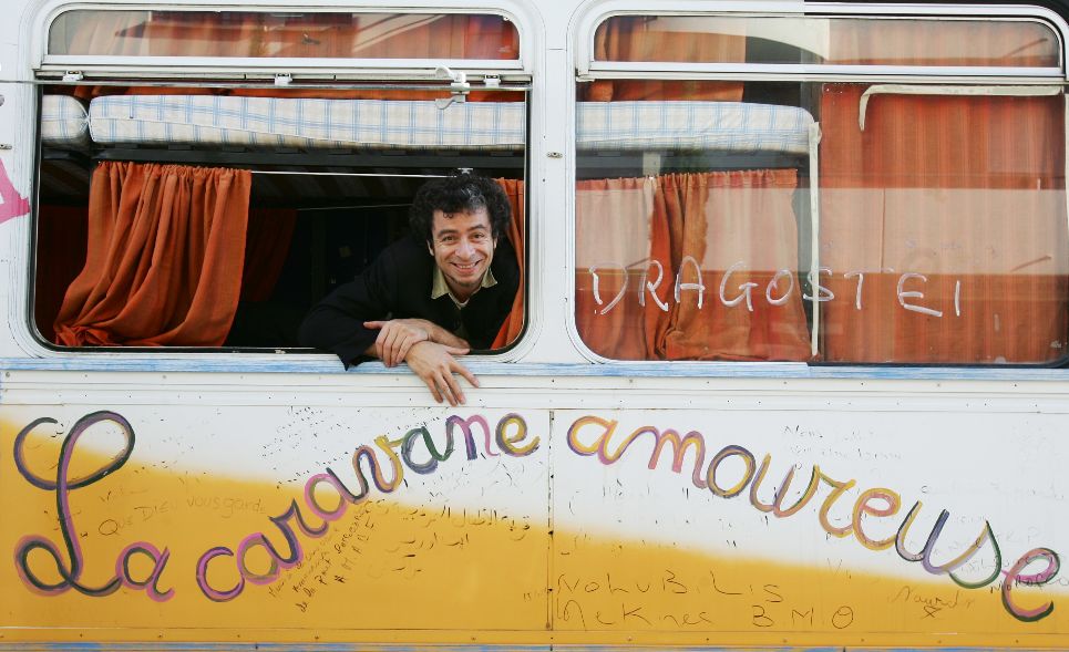 la quinte Marc Velle a la fenêtre du bus la caravanne amoureuse Part.3-Atlaneastro
